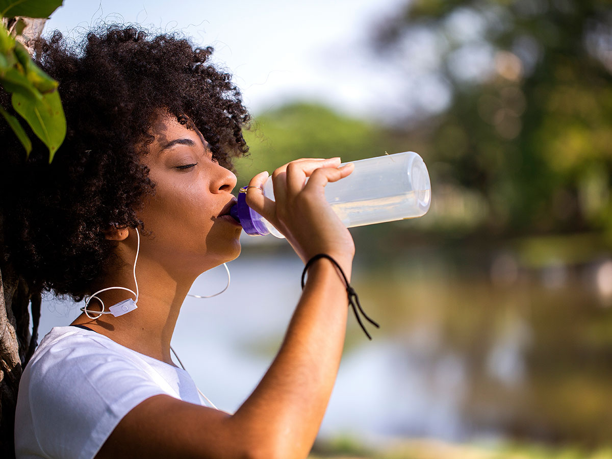 mujer bebiendo agua