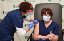 Primera vacuna COVID-19 para trabajadores de atención médica de primera línea administrada en Manatee Memorial Hospital
